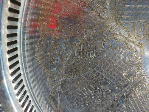 A VINTAGE SERANCO SILVER PLATED ON BRASS 50 CM DIAMETER SERVING TRAY SOLD AS IS