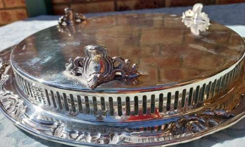 A VINTAGE SERANCO SILVER PLATED ON BRASS 50 CM DIAMETER SERVING TRAY SOLD AS IS