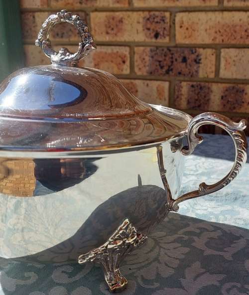 A VINTAGE VICTORIAN STYLE  EM -ESS SP ON COPPER TURINE SOLD AS IS