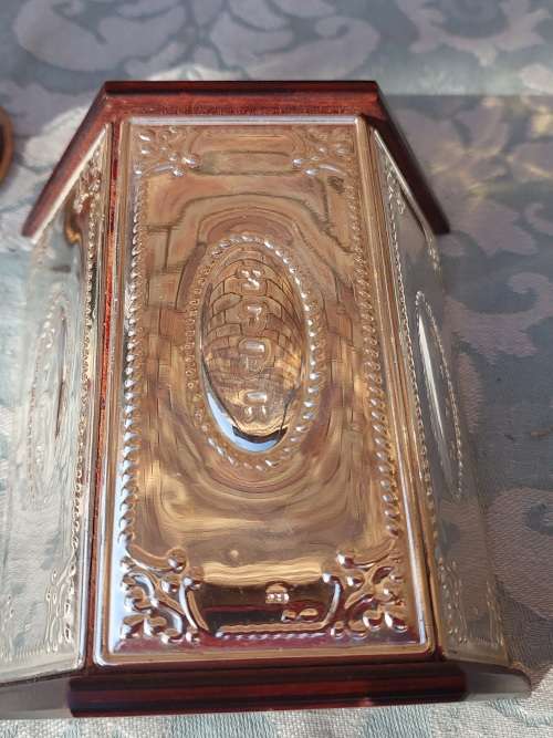 A COLLECTION OF JUDAICA SOLD AS IS