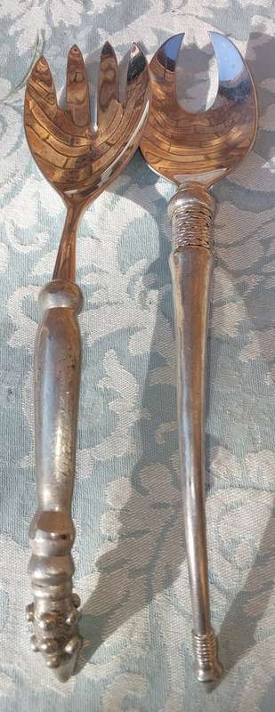 A SET ALUMINUM ALLOY HANDLES WITH STAINLESS STEEL SALAD TONGS SOLD AS IS