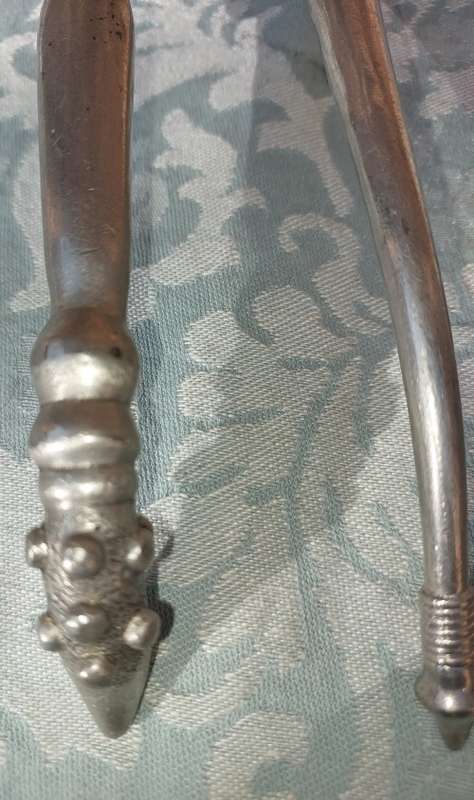 A SET ALUMINUM ALLOY HANDLES WITH STAINLESS STEEL SALAD TONGS SOLD AS IS