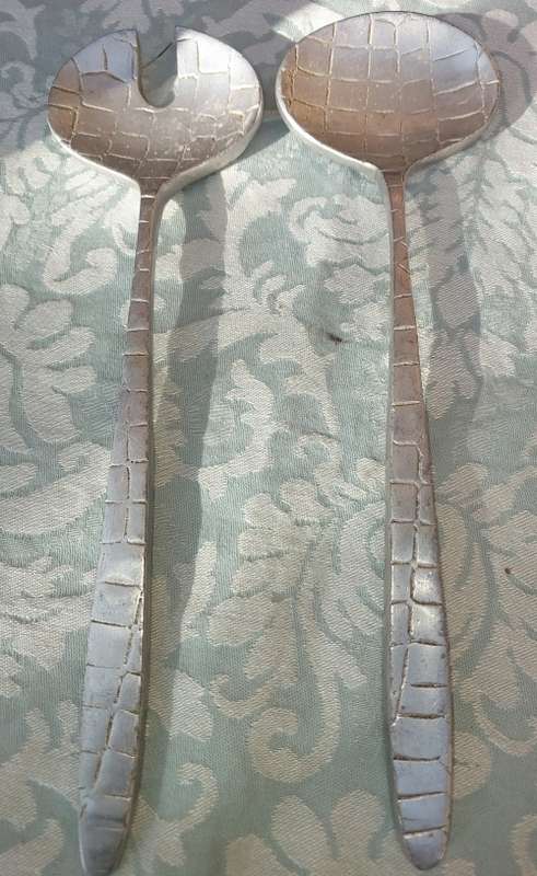 A PAIR OF ALUMINIUM ALLOY SALAD TONGS SOLD AS IS