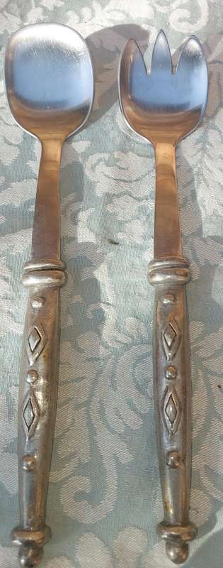 AN ART DECOR PAIR OF ALUMINUM ALLOY HANDLED SALAD TONGS SOLD AS IS