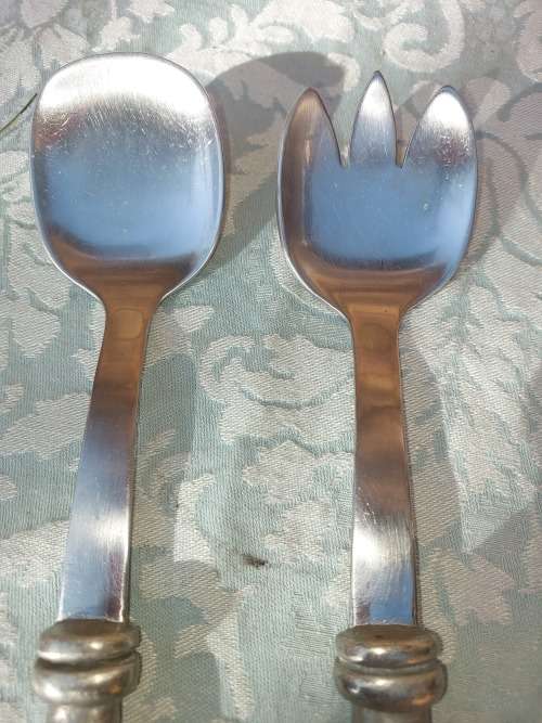 AN ART DECOR PAIR OF ALUMINUM ALLOY HANDLED SALAD TONGS SOLD AS IS