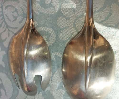 A CLASSIC DESIGNED PAIR OF SALAD TONGS SOLD AS IS