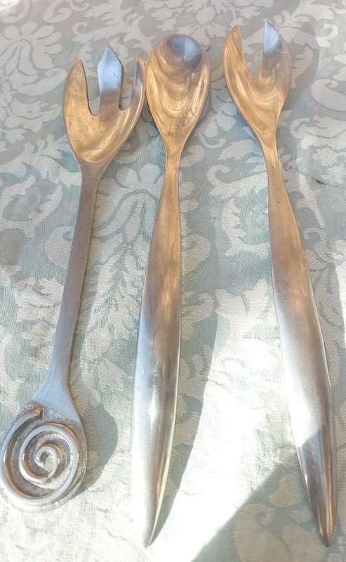 A COLLECTION OF CAROL BOYES-STYLE ALUMINIUM ALLOY SALAD LADELS SOLD AS IS
