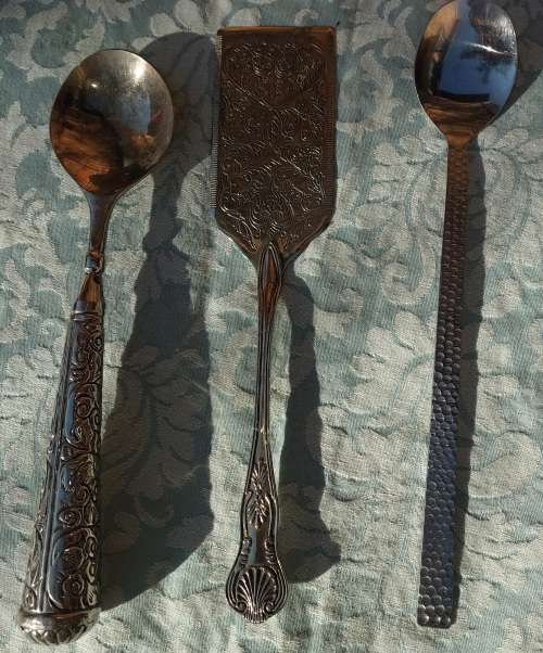 A COLLECTION OF VINTAGE KITCHENALIA CUTLERY SOLD AS IS