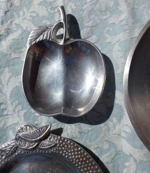 A COLLECTION OF ALUMINUM ALLOY ART DECOR CAROL BOYES STYLE SERVING BOWLS AND TRAYS SOLD AS IS