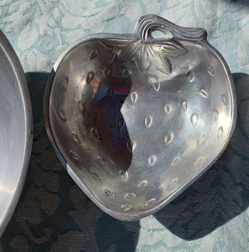 A COLLECTION OF ALUMINUM ALLOY ART DECOR CAROL BOYES STYLE SERVING BOWLS AND TRAYS SOLD AS IS