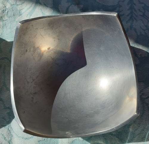 A COLLECTION OF ALUMINUM ALLOY ART DECOR CAROL BOYES STYLE SERVING BOWLS AND TRAYS SOLD AS IS