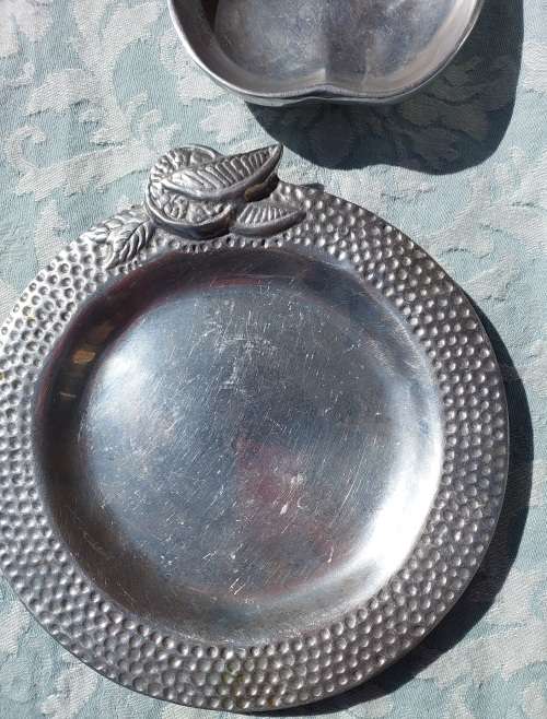 A COLLECTION OF ALUMINUM ALLOY ART DECOR CAROL BOYES STYLE SERVING BOWLS AND TRAYS SOLD AS IS