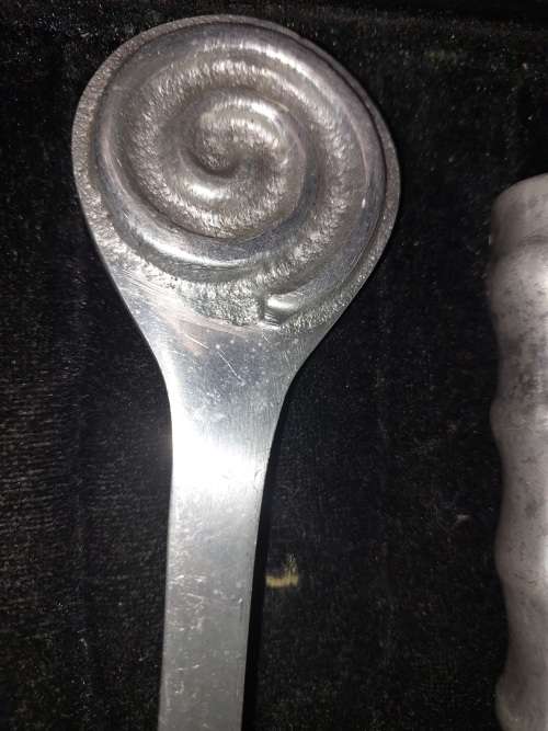 A PAIR OF ALUMINIUM ALLOY SALAD LADELS SOLD AS IS