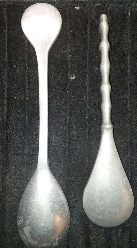 A PAIR OF ALUMINIUM ALLOY SALAD LADELS SOLD AS IS