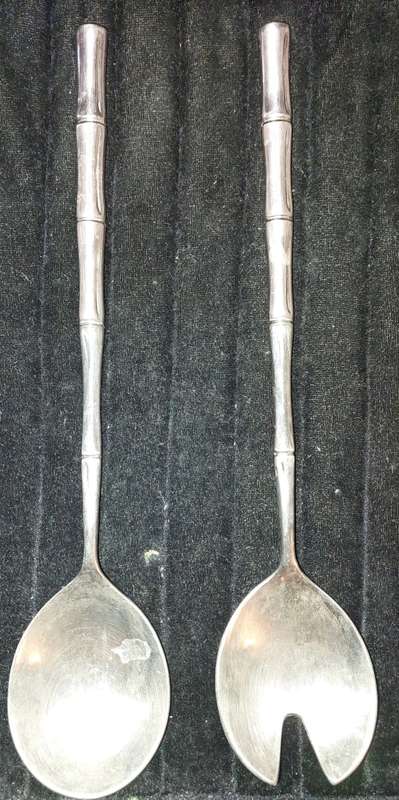 A SET BAMBOO STYLE STAINLESS STEEL SALAD LADELS