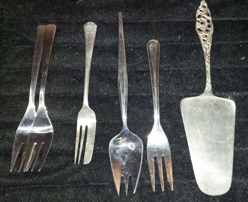 A COLLECTION OF EPNS AND STAINLESS-STEEL CUTLERY SOLD AS IS