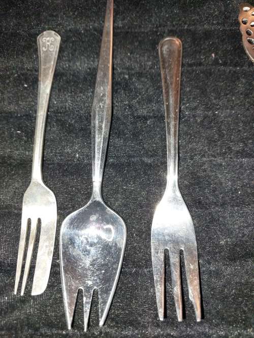 A COLLECTION OF EPNS AND STAINLESS-STEEL CUTLERY SOLD AS IS