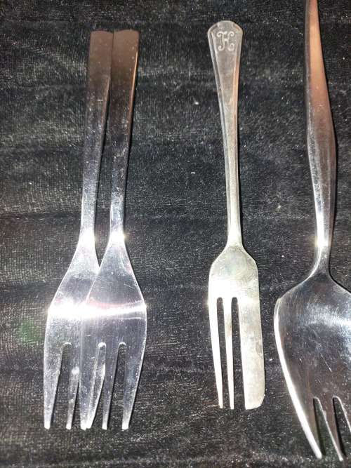 A COLLECTION OF EPNS AND STAINLESS-STEEL CUTLERY SOLD AS IS