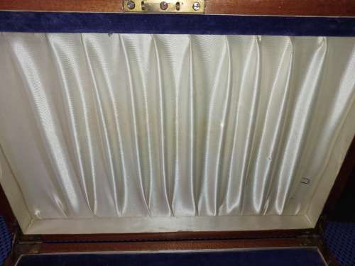 AN ANTIQUE HALL MARKED FISH KNIFE AND FORK SET COMPLETE IN ITS ORIGINAL CASE