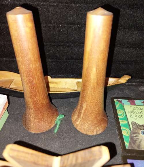 A COLLECTION OF SOLID WOOD KITCHENALIA AND BR ACCESSORIES