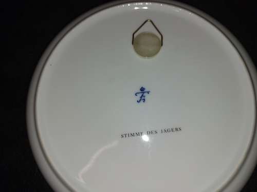 A VINTAGE COLLECTION CERAMIC AND PORCELAIN WALL PLAQUES , PLATES