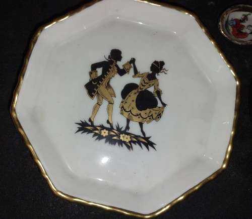 A VINTAGE COLLECTION CERAMIC AND PORCELAIN WALL PLAQUES , PLATES