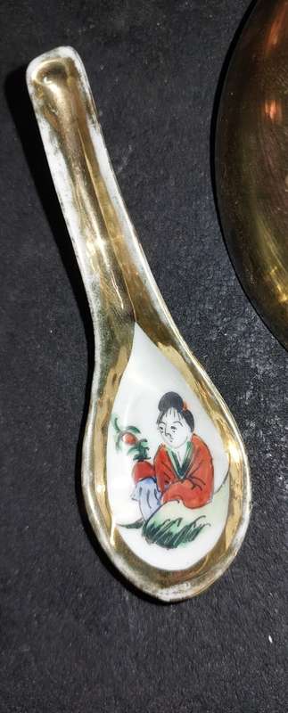 A VINTAGE COLLECTION CERAMIC AND PORCELAIN WALL PLAQUES , PLATES