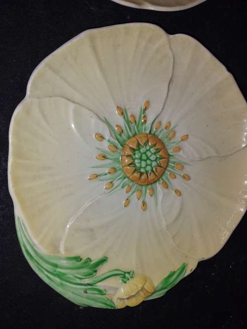 A VINTAGE COLLECTION CERAMIC AND PORCELAIN WALL PLAQUES , PLATES