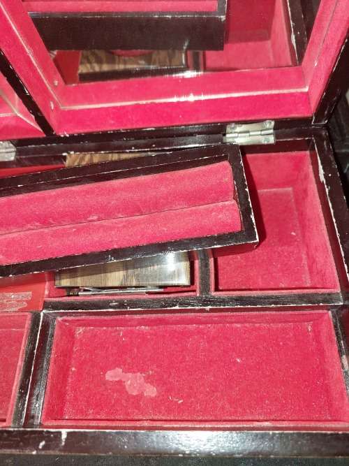 A VINTAGE BURLE WOODEN MUSICAL JEWELRY BOX WITH RED VELVET SOLD AS IS