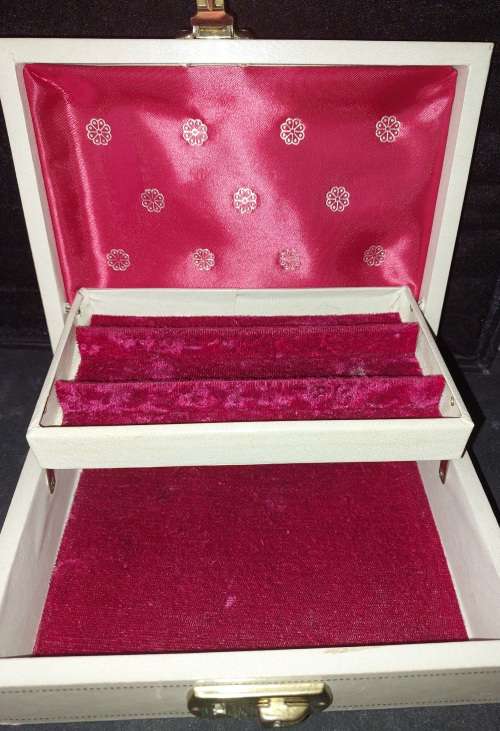 A VINTAGE JEWELRY BOX IN FAIR CONDITION NO KEYS SOLD AS IS
