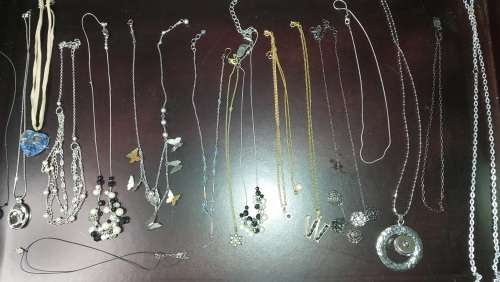 A COLLECTION OF VINTAGE PETITE COSTUME NECKLACES