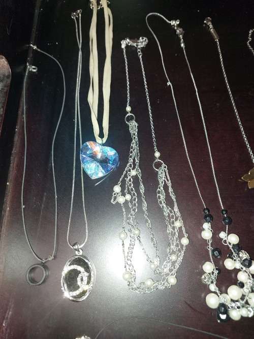 A COLLECTION OF VINTAGE PETITE COSTUME NECKLACES
