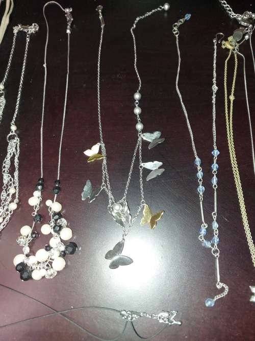 A COLLECTION OF VINTAGE PETITE COSTUME NECKLACES