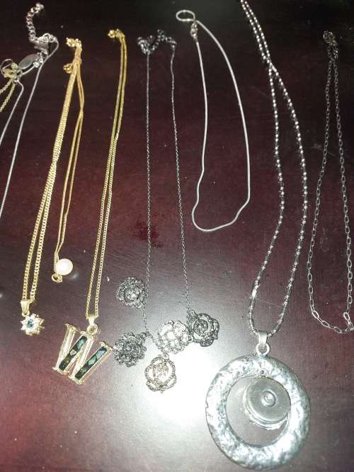 A COLLECTION OF VINTAGE PETITE COSTUME NECKLACES