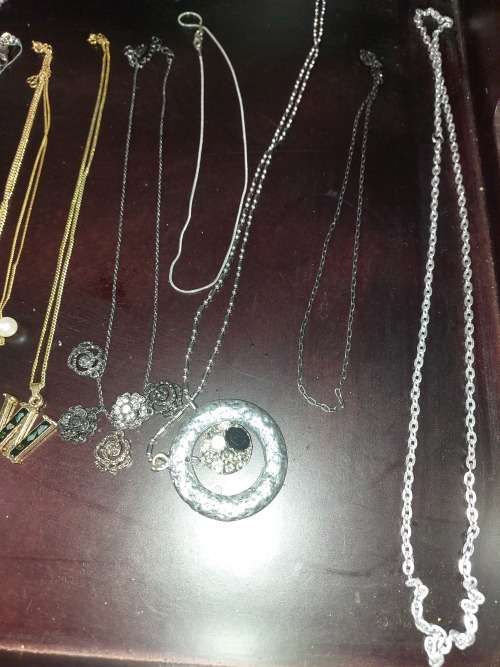 A COLLECTION OF VINTAGE PETITE COSTUME NECKLACES