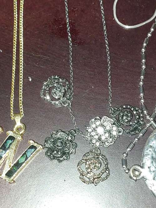 A COLLECTION OF VINTAGE PETITE COSTUME NECKLACES