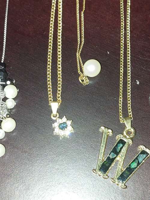A COLLECTION OF VINTAGE PETITE COSTUME NECKLACES