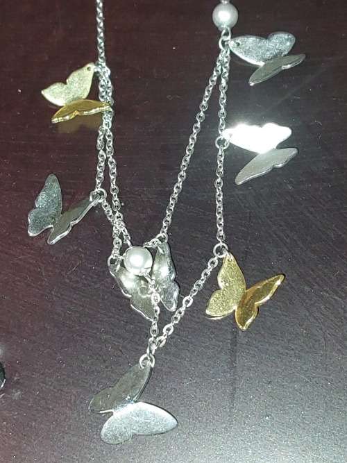 A COLLECTION OF VINTAGE PETITE COSTUME NECKLACES