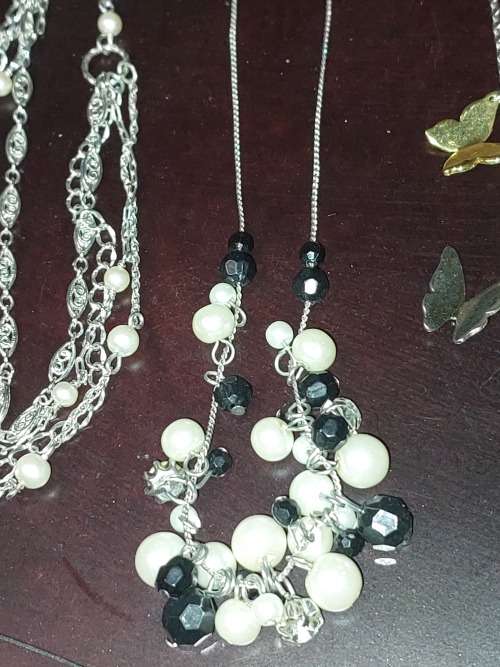 A COLLECTION OF VINTAGE PETITE COSTUME NECKLACES