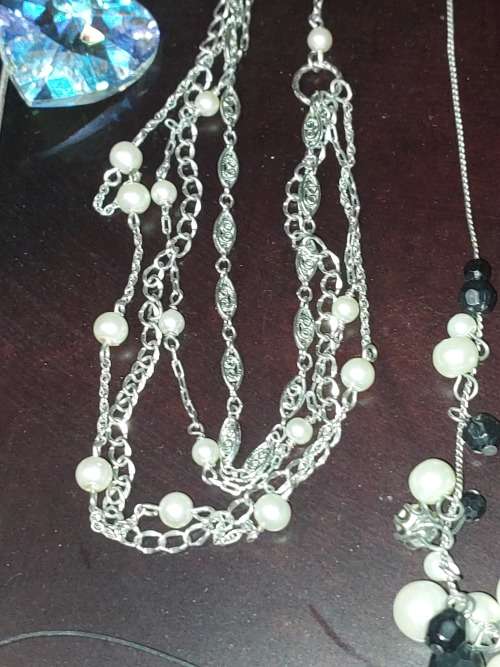 A COLLECTION OF VINTAGE PETITE COSTUME NECKLACES