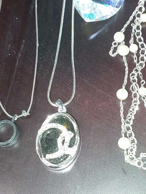 A COLLECTION OF VINTAGE PETITE COSTUME NECKLACES