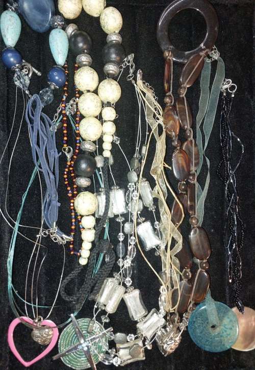 A BULK COLLECTION COSTUME NECKLACES SOLD AS IS