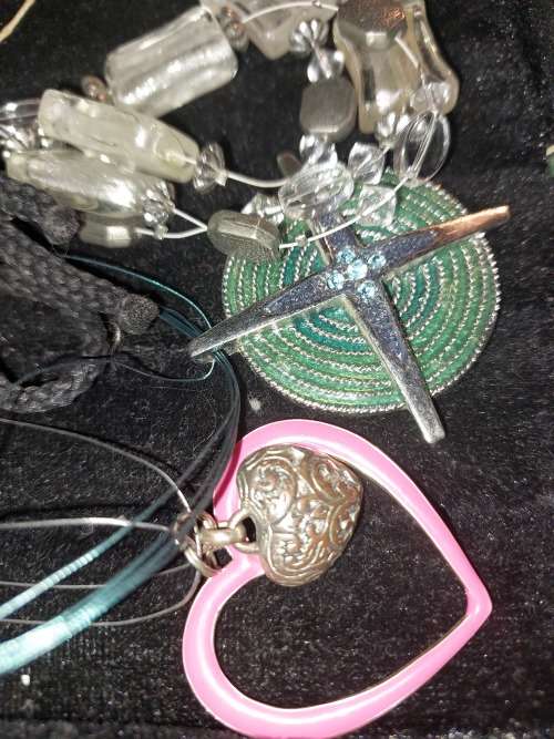 A BULK COLLECTION COSTUME NECKLACES SOLD AS IS