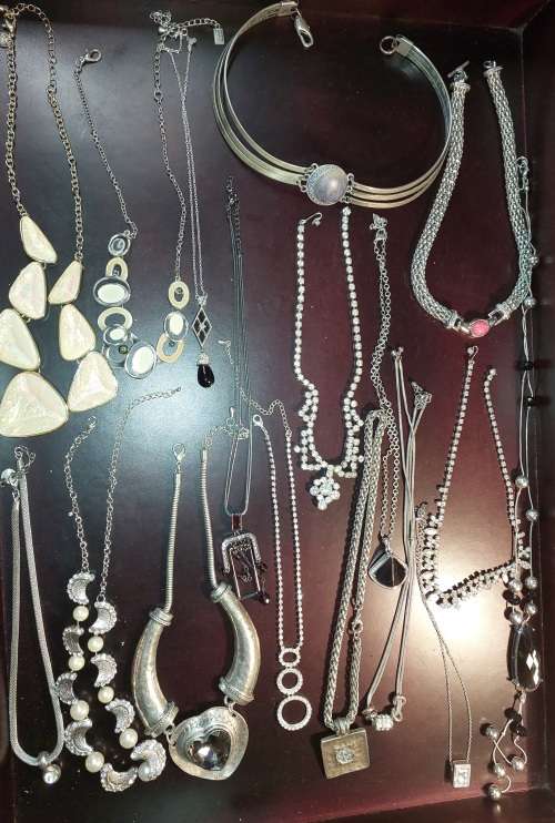 A COLLECTION OF QUALITY DESIGNER COSTUME NECKLACES SOLD AS IS