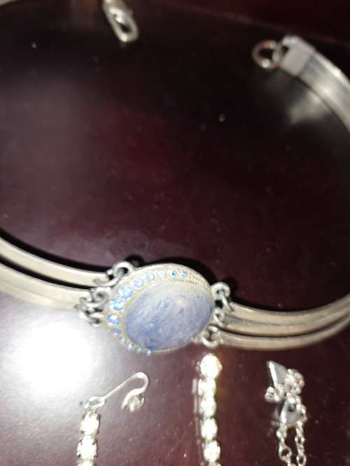 A COLLECTION OF QUALITY DESIGNER COSTUME NECKLACES SOLD AS IS