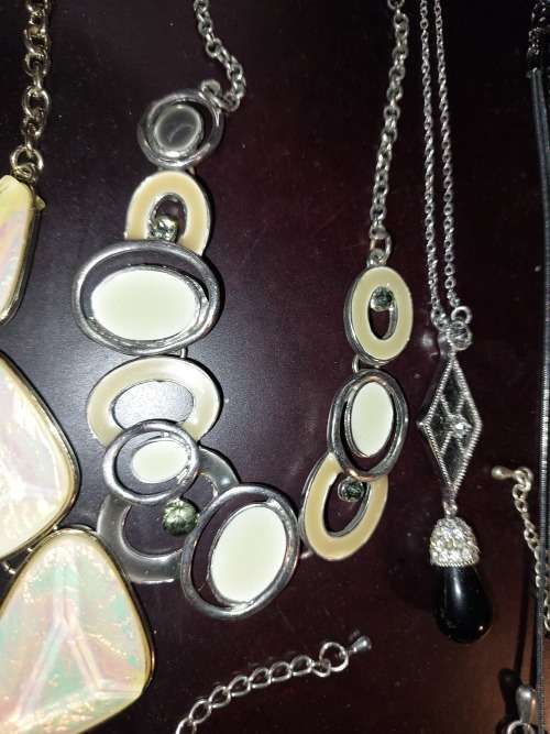 A COLLECTION OF QUALITY DESIGNER COSTUME NECKLACES SOLD AS IS