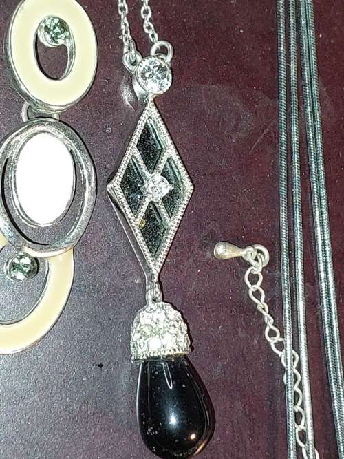 A COLLECTION OF QUALITY DESIGNER COSTUME NECKLACES SOLD AS IS