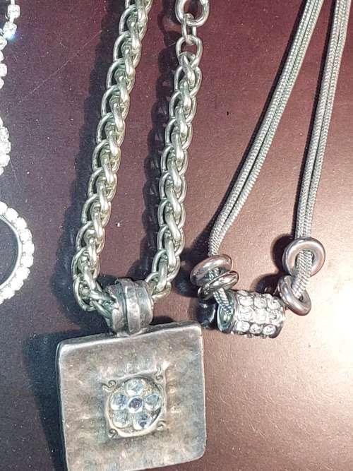A COLLECTION OF QUALITY DESIGNER COSTUME NECKLACES SOLD AS IS