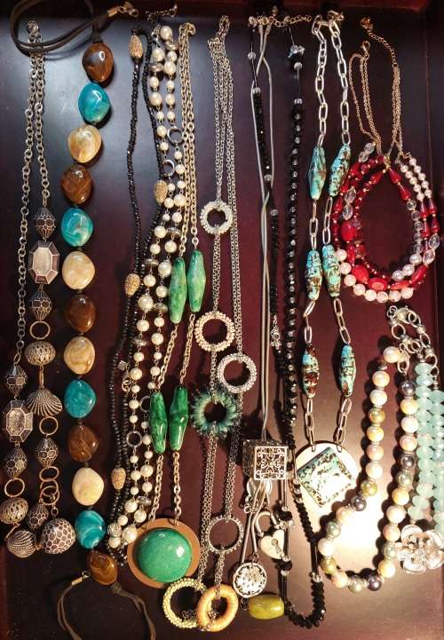 A COLLECTION OF VINTAGE FASHION COSTUME NECKLACES SOLD AS IS