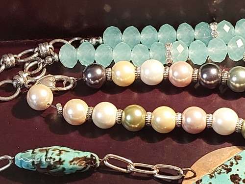 A COLLECTION OF VINTAGE FASHION COSTUME NECKLACES SOLD AS IS